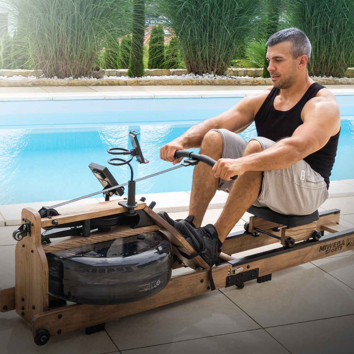 Rudertraining hält fit Sporty męski trenuje na wioślarce