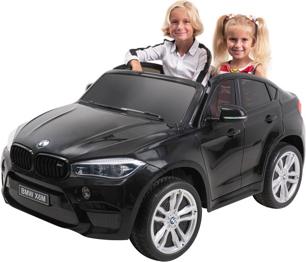 01-kinderelektrofahrzeug-schwarz-actionbikes-motors-bmw-x6m-f16-xxl-zweisitzer-vorne-links