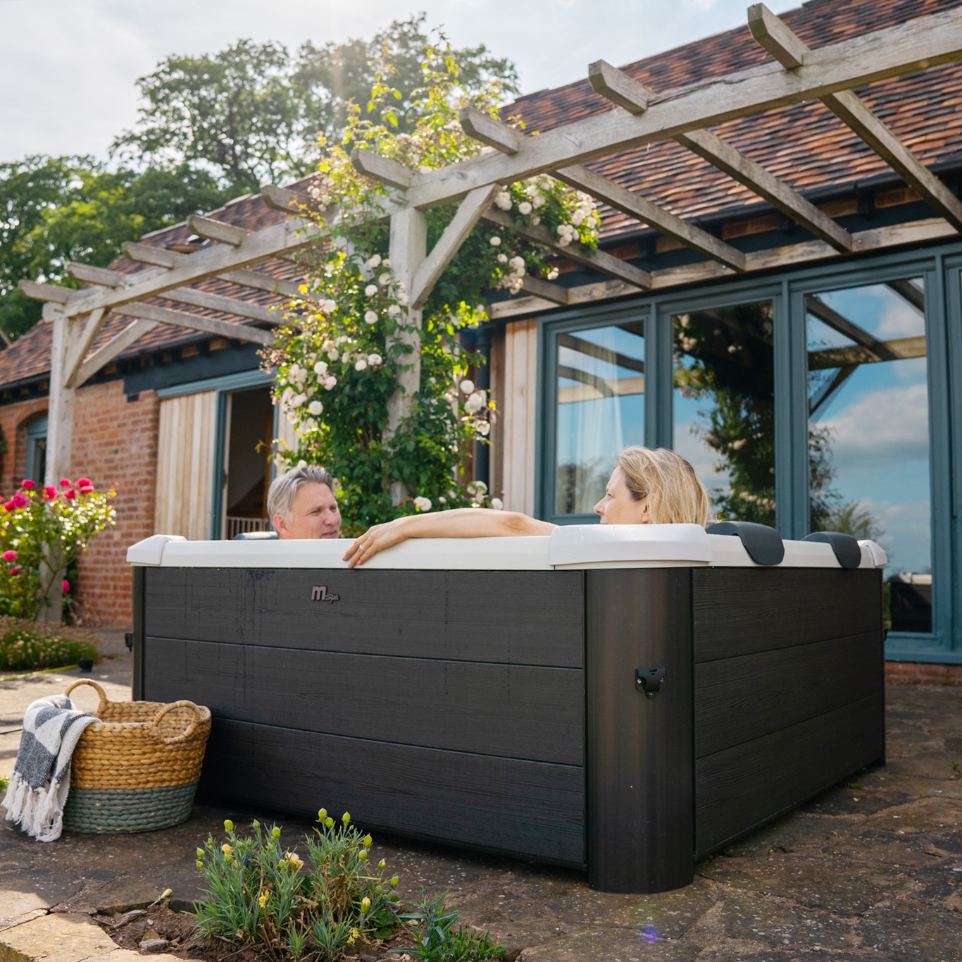 MSpa Outdoor-Whirlpool Modell Oslo für 6 Personen MSpa Frame Oslo Whirlpool Outdoor
